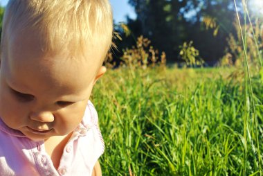 Bebek yeşil çayır üzerinde