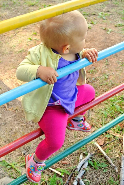 Pequeno bebê no playground — Fotografia de Stock