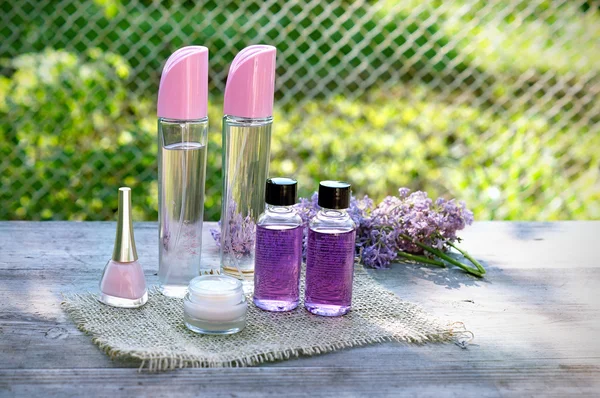 Masadaki kozmetik ürünleri