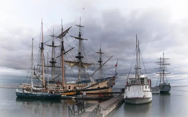 Saint-Peterburg limanında bulutlu bir akşamda yelkenliler ve yatlar