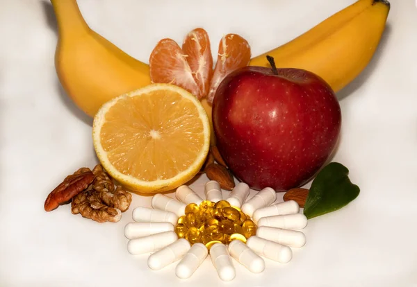 Farklı vitaminler - meyve, fındık ve haplar