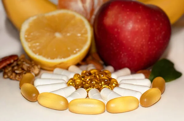 Farklı vitaminler - meyve, fındık ve haplar