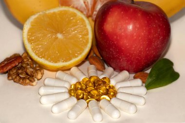 Farklı vitaminler - meyve, fındık ve haplar