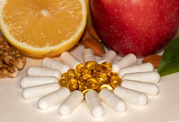Farklı vitaminler - meyve, fındık ve haplar