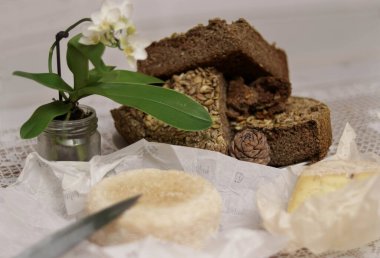 Ev yapımı peynir, ekmek ve orkide.