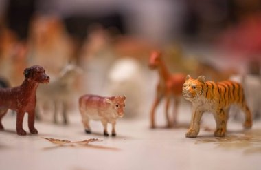 Beyaz arka planda eski moda oyuncak hayvanlar gibi