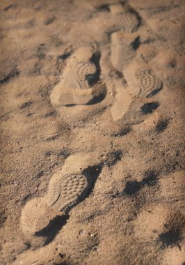 Kumda ayak izlerini temizle.