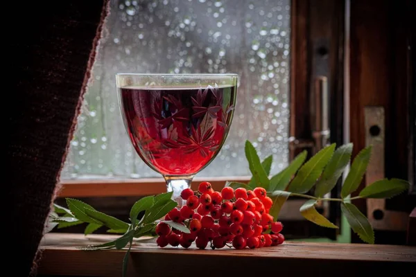 雨天窗台上的一杯红酒 图库图片