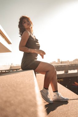 Esmer kız bakıyor ve poz veriyor..