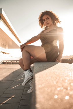 Esmer kız bakıyor ve poz veriyor..