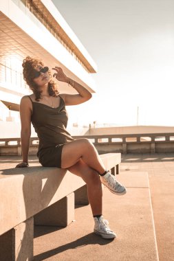 Esmer kız bakıyor ve poz veriyor..