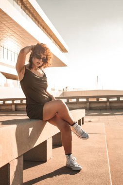 Esmer kız bakıyor ve poz veriyor..