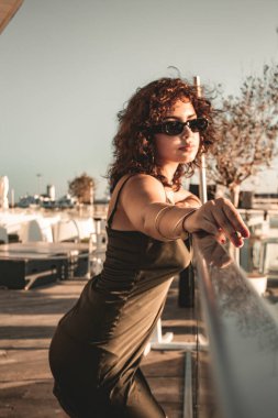 Esmer kız bakıyor ve poz veriyor..