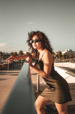 Esmer kız bakıyor ve poz veriyor..