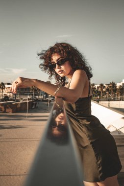 Esmer kız bakıyor ve poz veriyor..