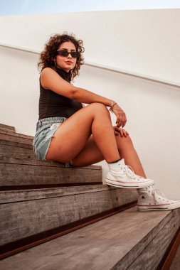 Esmer kız bakıyor ve poz veriyor..