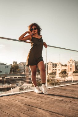 Esmer kız bakıyor ve poz veriyor..