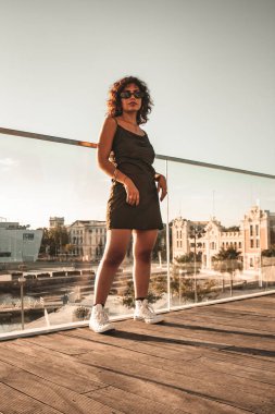 Esmer kız bakıyor ve poz veriyor..