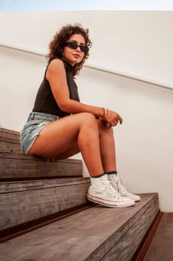 Esmer kız bakıyor ve poz veriyor..