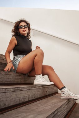 Esmer kız bakıyor ve poz veriyor..