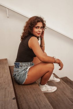 Esmer kız bakıyor ve poz veriyor..