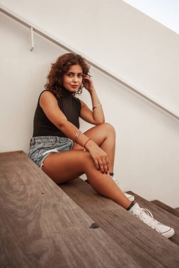 Esmer kız bakıyor ve poz veriyor..