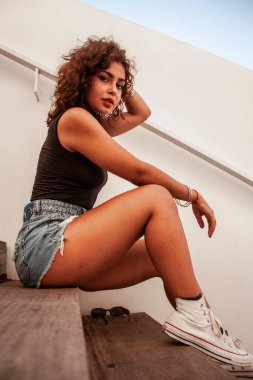 Esmer kız bakıyor ve poz veriyor..