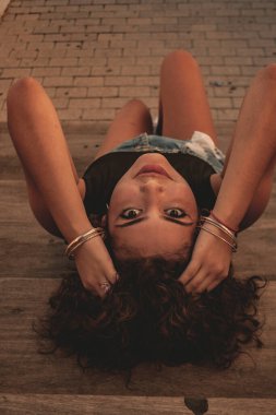 Esmer kız bakıyor ve poz veriyor..