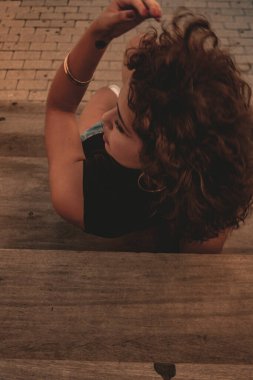 Esmer kız bakıyor ve poz veriyor..