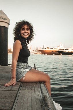 Esmer kız bakıyor ve poz veriyor..