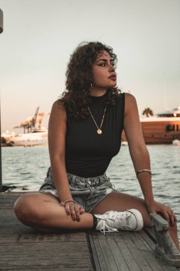 Esmer kız bakıyor ve poz veriyor..