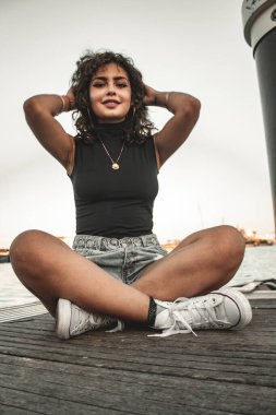 Esmer kız bakıyor ve poz veriyor..