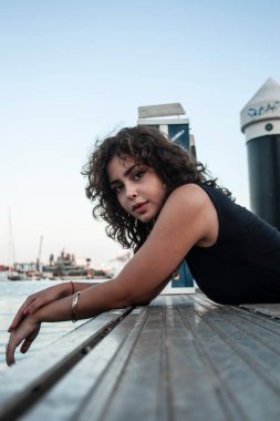 Esmer kız bakıyor ve poz veriyor..