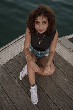 Esmer kız bakıyor ve poz veriyor..