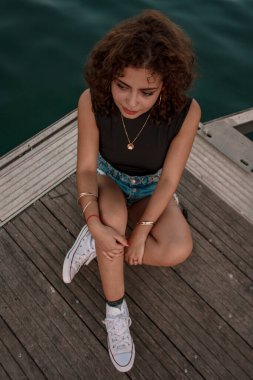 Esmer kız bakıyor ve poz veriyor..