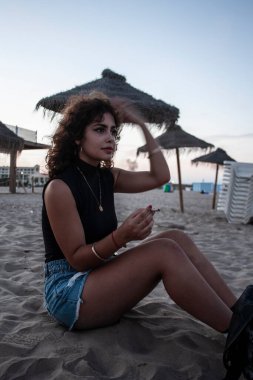 Esmer kız bakıyor ve poz veriyor..