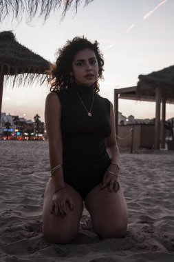 Esmer kız bakıyor ve poz veriyor..