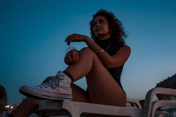 Brunette Girl Looking Posing — Stock Photo, Image