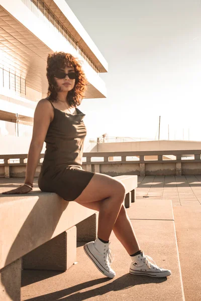 Esmer kız bakıyor ve poz veriyor..