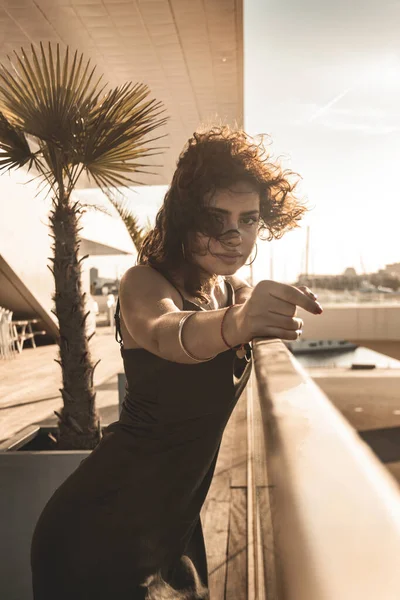 Esmer kız bakıyor ve poz veriyor..