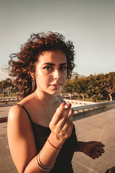 Esmer kız bakıyor ve poz veriyor..