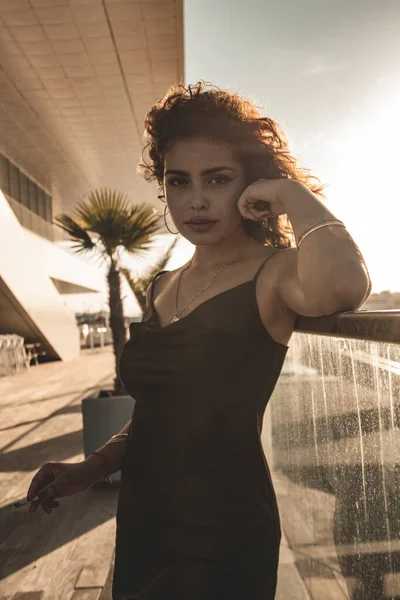 Esmer kız bakıyor ve poz veriyor..