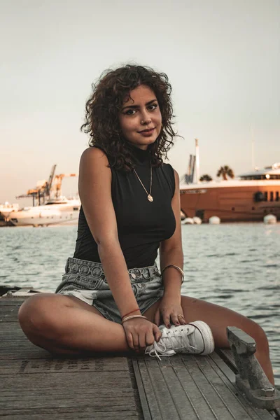 Esmer kız bakıyor ve poz veriyor..