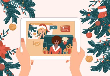 Kadın dijital tablet bilgisayarını elinde tutuyor ve arkadaş video konferansı ile iletişim kuruyor. Noel ve Yeni Yıl çevrimiçi. Uzak bir sanal sohbet sırasında