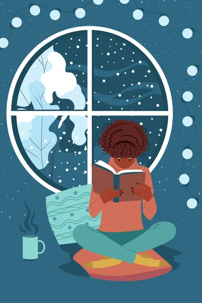 若いアフリカ系アメリカ人の女性は本を読んでお茶を飲んで休んでいます 少女は冬の風景と窓のところに座っている ベクターイラスト — ストックベクタ