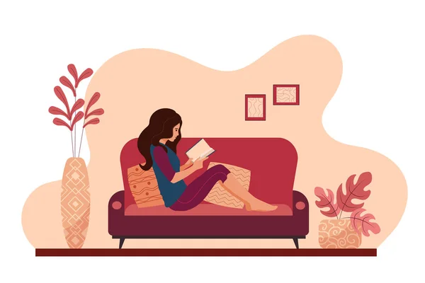 Νεαρή Γυναίκα Χαλαρώνει Στο Σπίτι Ξαπλωμένη Στον Καναπέ Διαβάζοντας Ένα — Διανυσματικό Αρχείο