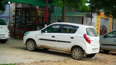 22 Eylül 2020: Mahroli, Rajasthan, Hindistan / beyaz araba pazar arka planında yol kenarına park ediyordu.