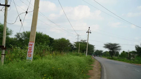 2020年9月22日 Mahroli Rajasthan India Village Road Electricity Pole 印度乡村风景 早上空旷的红路 — 图库照片