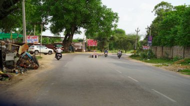 29 Eylül 2020: Reengus, Jaipur, Hindistan / karayolu trafik şeridi ayracı ve trafik engelleri ile.