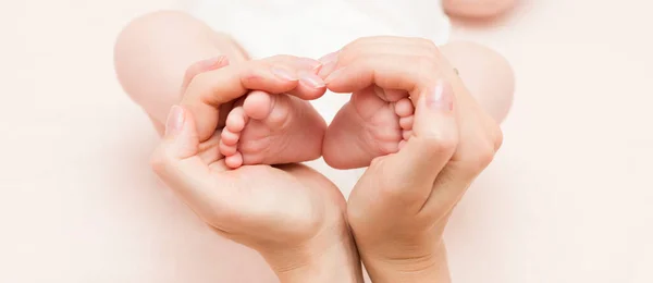 Nogi Dziecka Rękach Matki Mają Formę Paleniska Serca — Zdjęcie stockowe